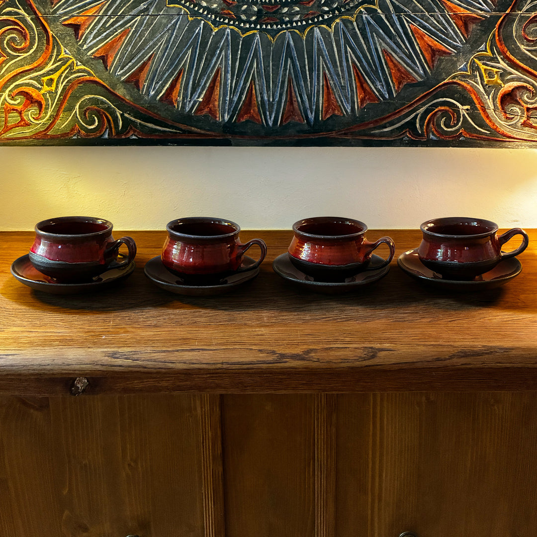 4er-Set Keramiktassen mit Untertasse – Braunrot