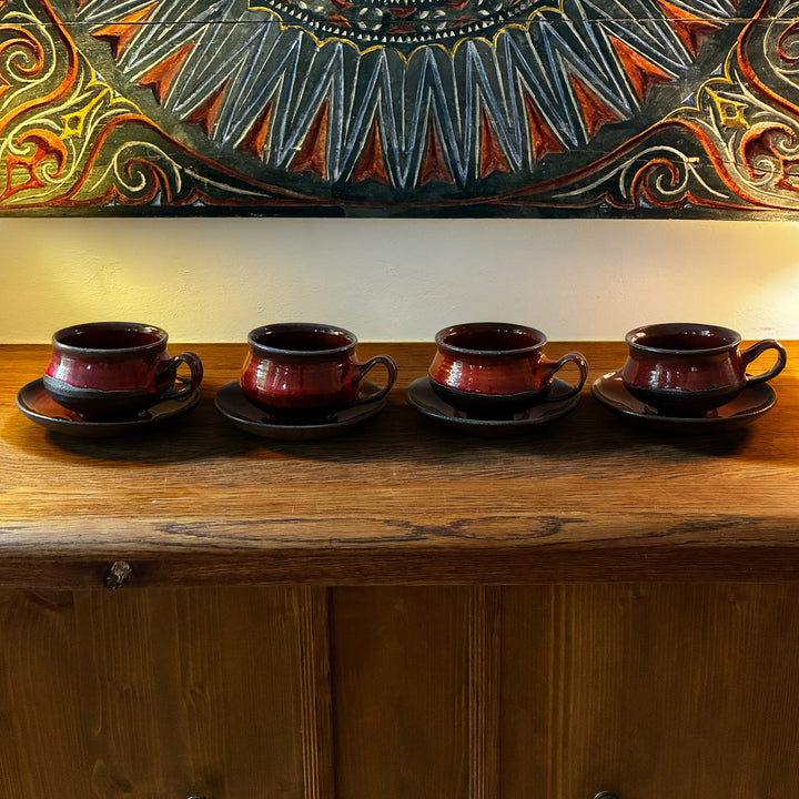 4er-Set Keramiktassen mit Untertasse – Braunrot