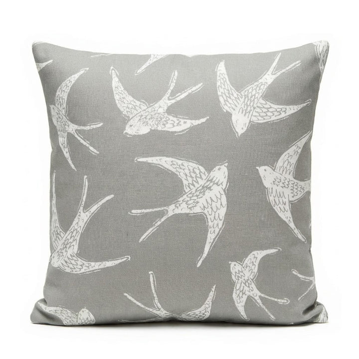 Quadratisches Kuschelkissen mit wunderschönem Schwalbenschwarm-Motiv aus 100% Baumwolle