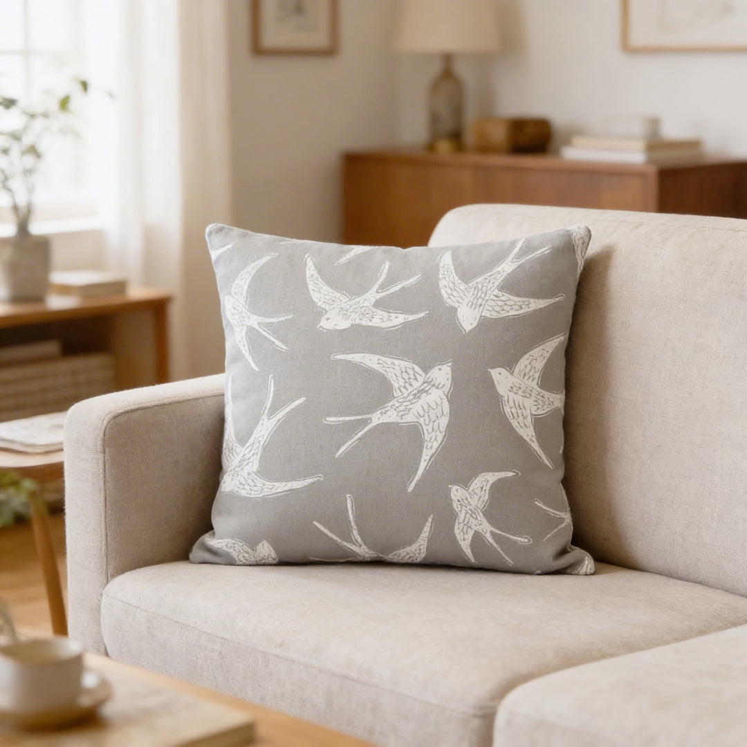 Quadratisches Kuschelkissen mit wunderschönem Schwalbenschwarm-Motiv aus 100% Baumwolle