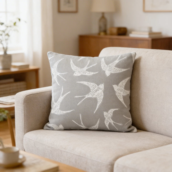 Quadratisches Kuschelkissen mit wunderschönem Schwalbenschwarm-Motiv aus 100% Baumwolle