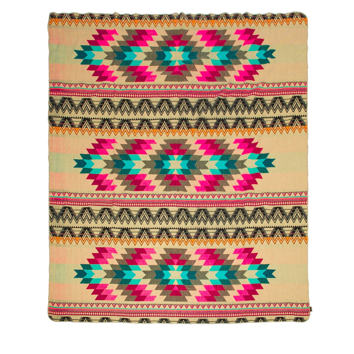 Ganze Ansicht der Alpaka-Wendedecke 'Antisana Lila' mit leuchtenden geometrischen Mustern in Pink, Türkis und Anthrazit auf beigem Hintergrund (helle Seite).