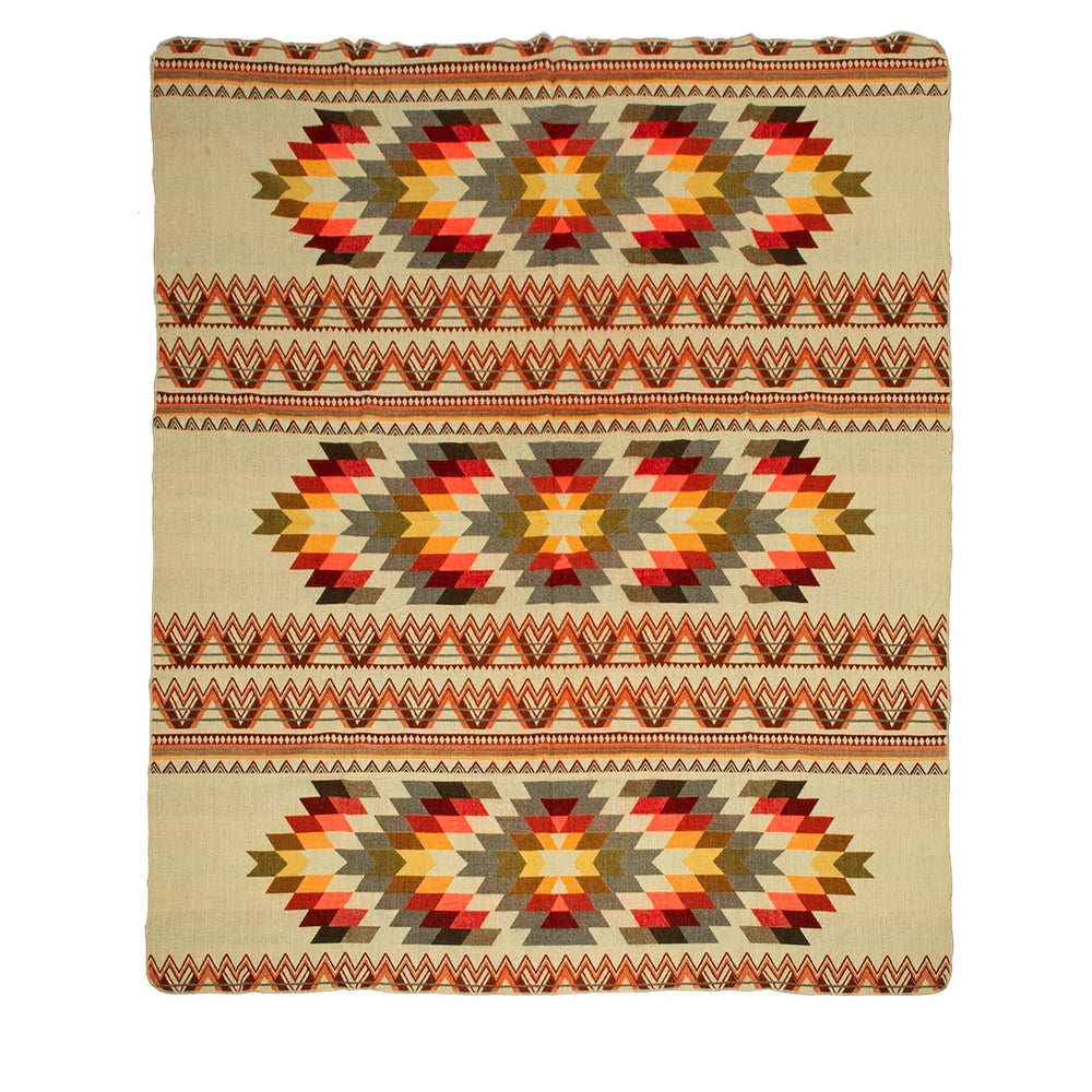 Ganze Ansicht der Rückseite der Alpaka-Decke 'Antisana Orange', die geometrische Muster auf hellem, beigem Hintergrund zeigt.