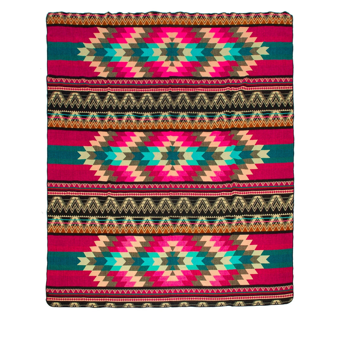 Ganze Ansicht der Alpaka-Wendedecke 'Antisana Lila' mit leuchtenden geometrischen Mustern in Pink, Türkis und Schwarz (dunkle Seite).