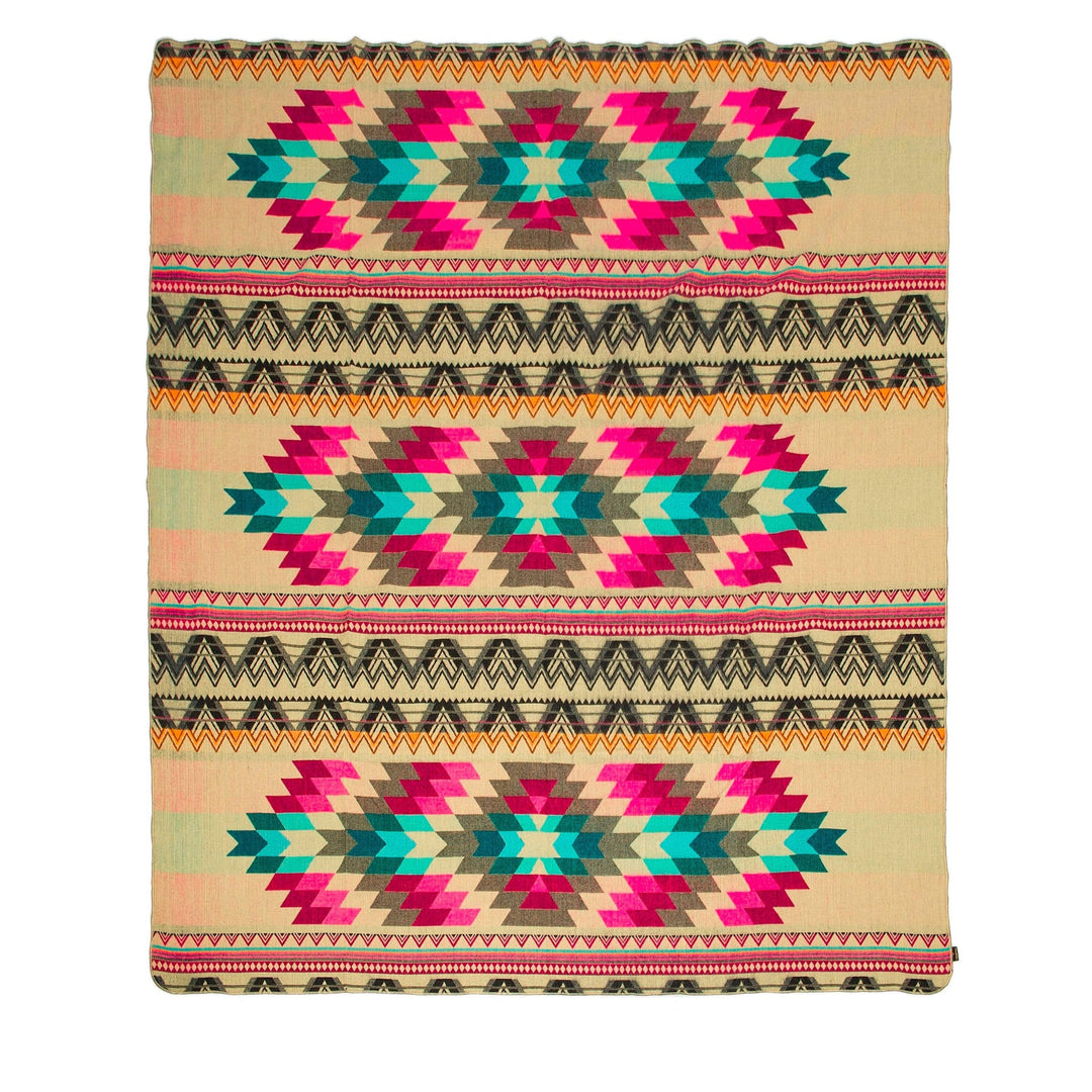 Ganze Ansicht der Alpaka-Wendedecke 'Antisana Lila' mit traditionellen Rauten- und Zickzack-Mustern in Pink und Türkis auf beigem Hintergrund (helle Seite).