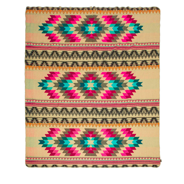 Ganze Ansicht der Alpaka-Wendedecke 'Antisana Lila' mit traditionellen Rauten- und Zickzack-Mustern in Pink und Türkis auf beigem Hintergrund (helle Seite).