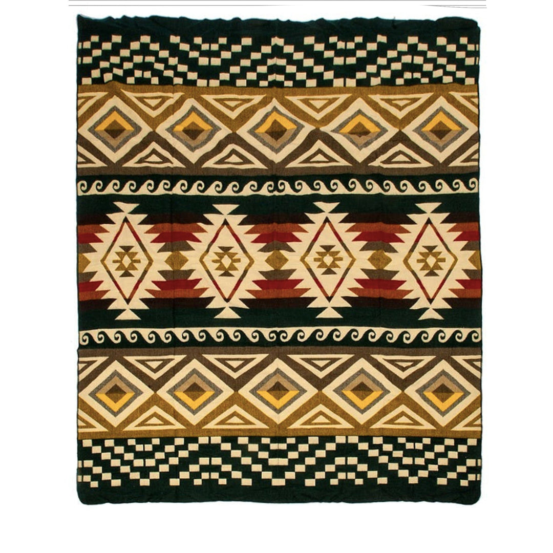 Ganze Ansicht der Alpaka-Decke 'Cayambe Grün' mit ethnischen, geometrischen Mustern und dominantem Dunkelgrün.