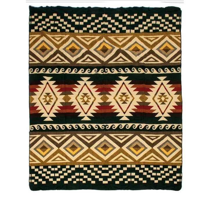 Ganze Ansicht der Alpaka-Decke 'Cayambe Grün' mit ethnischen, geometrischen Mustern und dominantem Dunkelgrün.