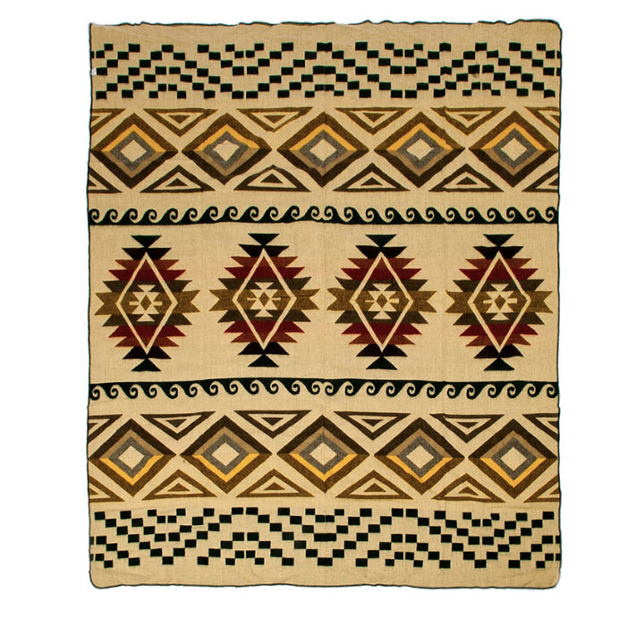 Ganze Ansicht der Rückseite der Alpaka-Decke 'Cayambe Grün', mit geometrischen Mustern auf hellem beigem Hintergrund.