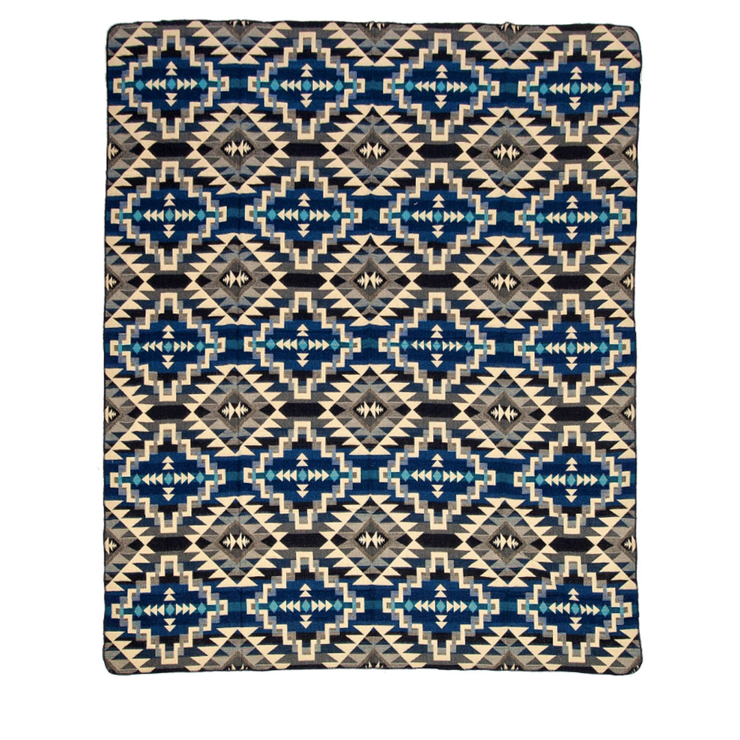 Ganze Ansicht der Alpaka-Wendedecke 'Chimborazo Black' mit komplexem, geometrischem Muster in Blau, Schwarz und Grau (dunkle Seite).