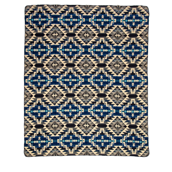 Ganze Ansicht der Alpaka-Wendedecke 'Chimborazo Black' mit komplexem, geometrischem Muster in Blau, Schwarz und Grau (dunkle Seite).