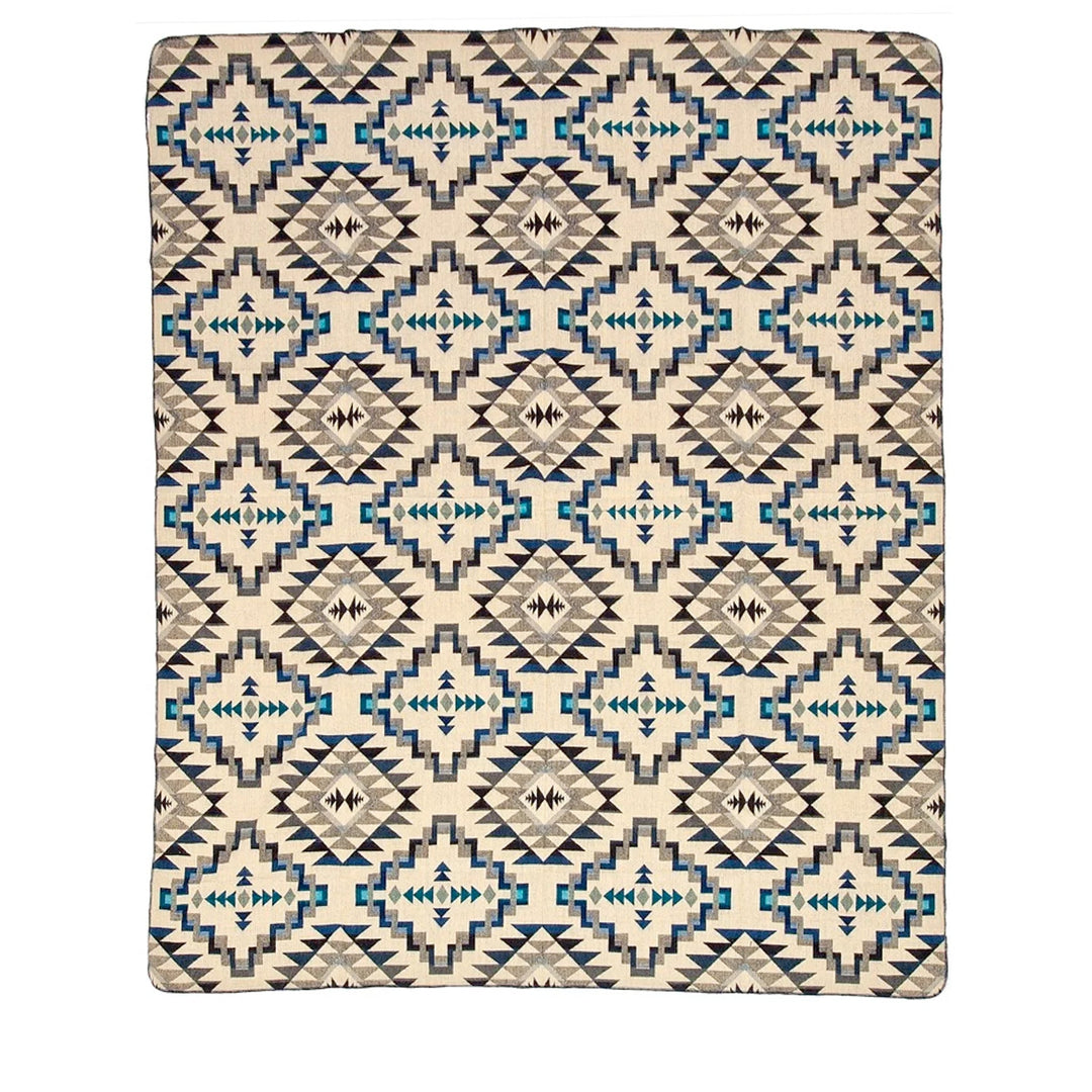 Ganze Ansicht der Rückseite der Alpaka-Decke 'Chimborazo Black', mit blau-grauem geometrischem Rautenmuster auf beigem Hintergrund (helle Seite).