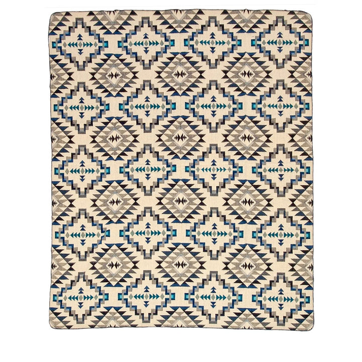 Ganze Ansicht der Rückseite der Alpaka-Decke 'Chimborazo Black', mit blau-grauem geometrischem Rautenmuster auf beigem Hintergrund (helle Seite).