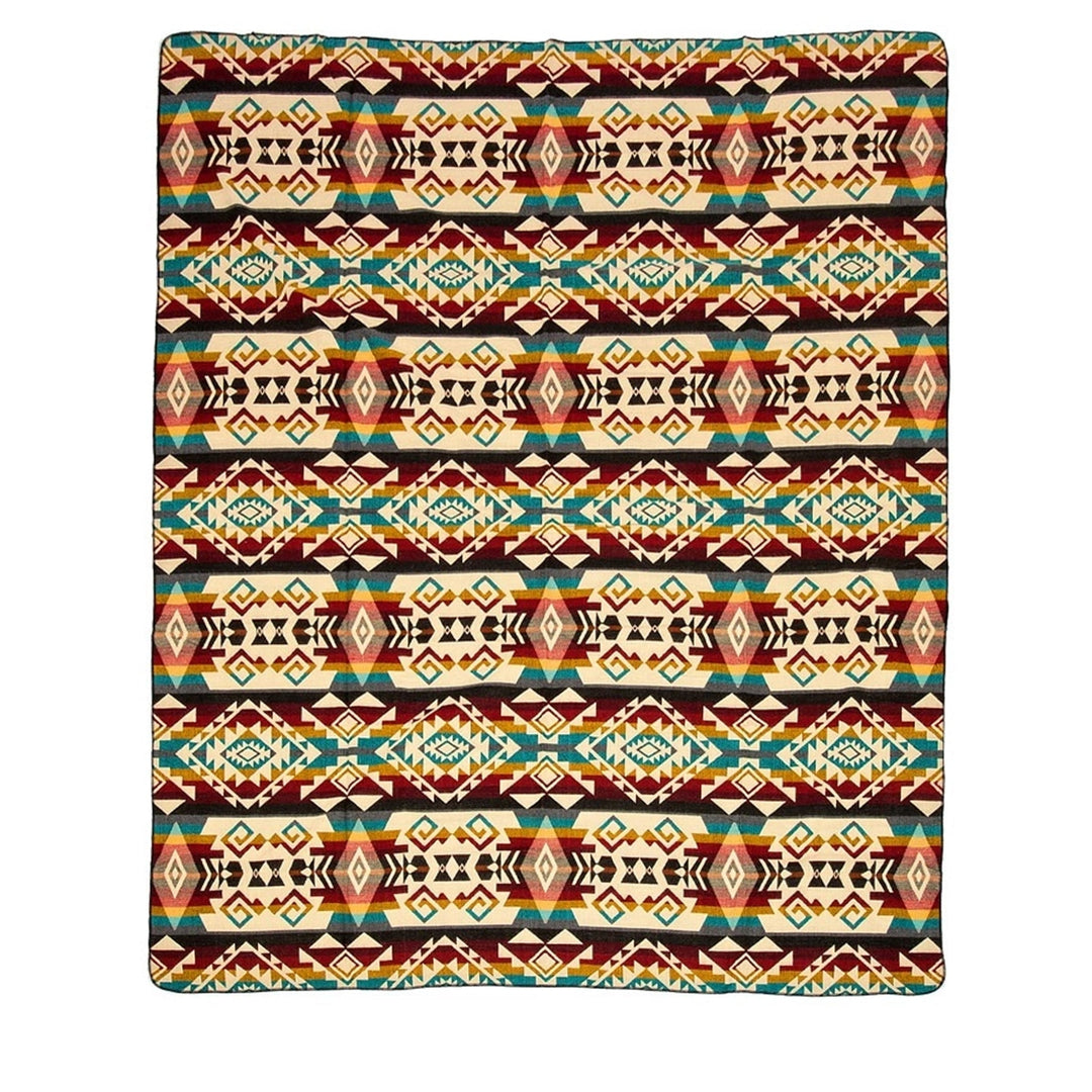 Ganze Ansicht einer Alpaka-Decke, 'Chimborazo Mehrfarbig', mit dichtem, traditionellem geometrischen Muster in Beige, Türkis, Burgunderrot und Gelb (dunklere Seite).