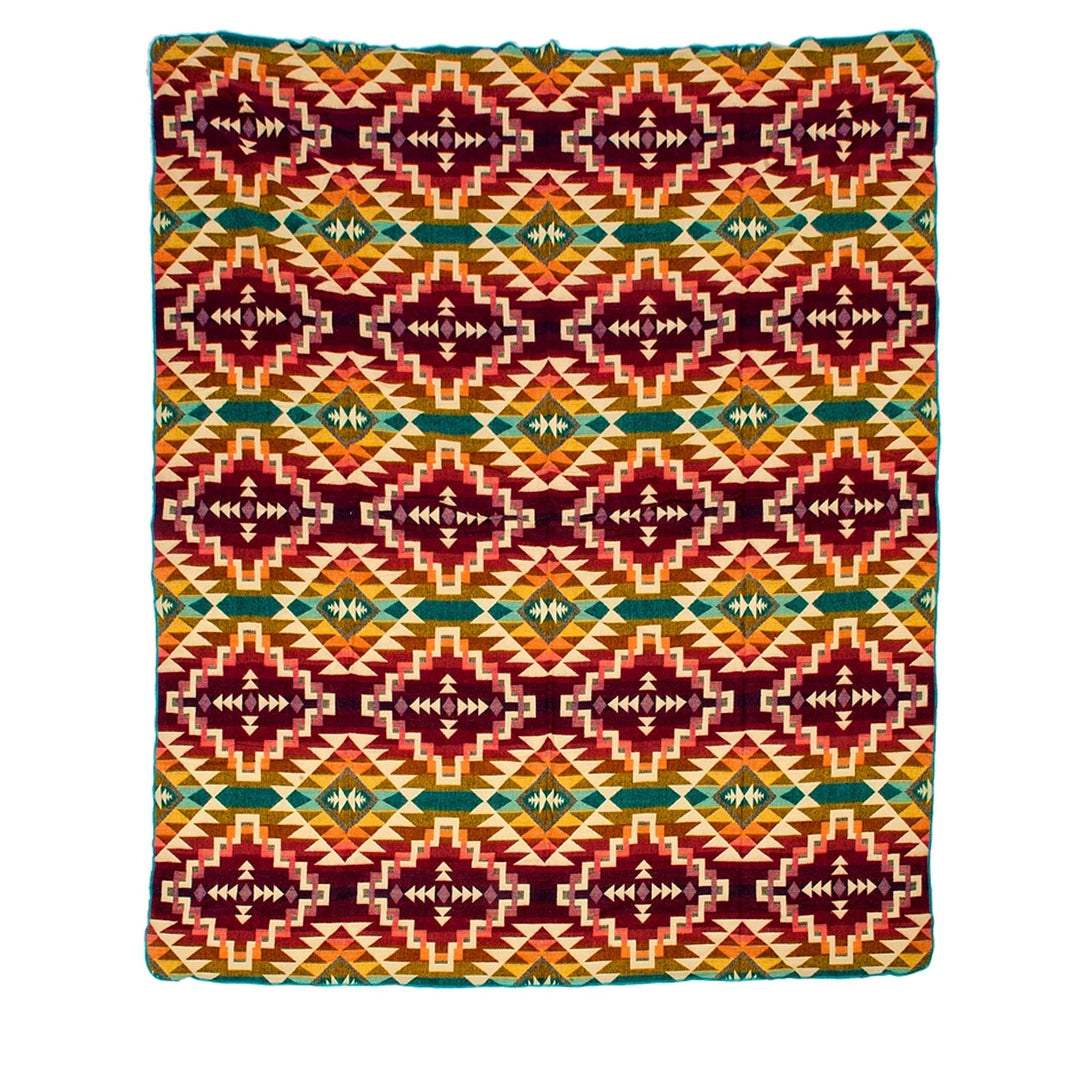 Ganze Ansicht einer Alpaka-Wendedecke, 'Chimborazo Rosa', mit dichtem, mehrfarbigem geometrischem Muster in Rosa, Bordeauxrot und Türkis (dunkle Seite).