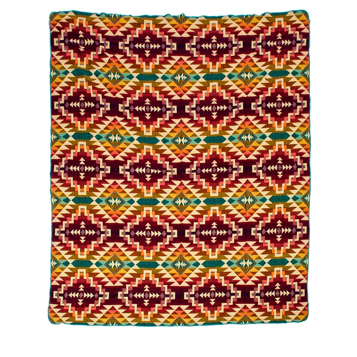 Ganze Ansicht einer Alpaka-Wendedecke, 'Chimborazo Rosa', mit dichtem, mehrfarbigem geometrischem Muster in Rosa, Bordeauxrot und Türkis (dunkle Seite).