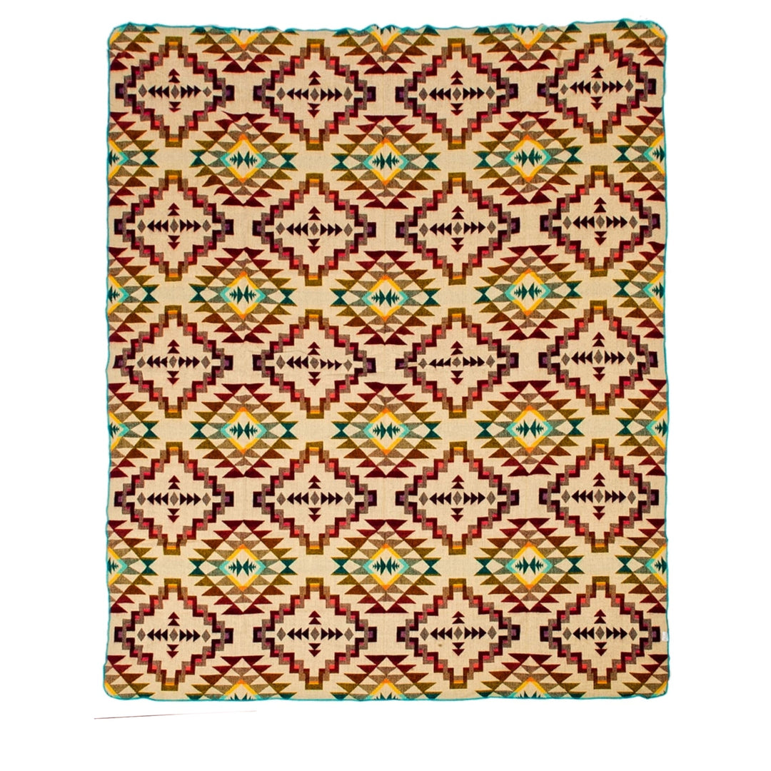 Ganze Ansicht der Rückseite der Alpaka-Decke 'Chimborazo Rosa', mit traditionellem Rautenmuster auf hellem beigem Hintergrund.