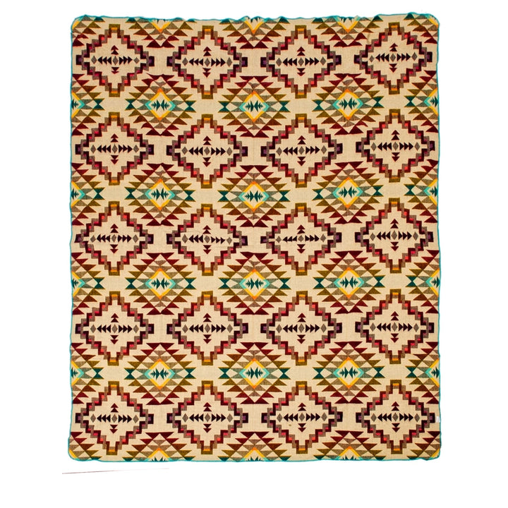 Ganze Ansicht der Rückseite der Alpaka-Decke 'Chimborazo Rosa', mit traditionellem Rautenmuster auf hellem beigem Hintergrund.