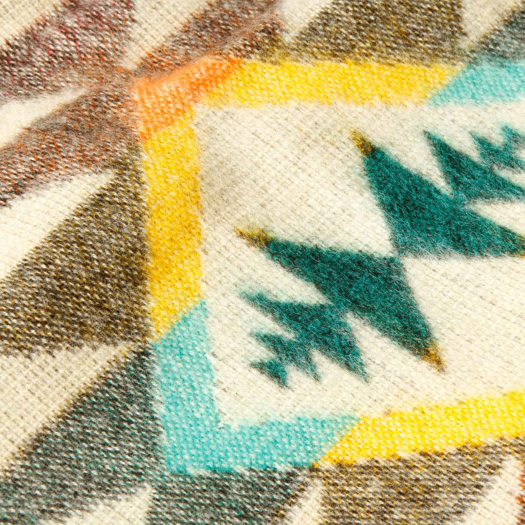 Detailaufnahme des geometrischen Webmusters auf der hellen Seite der Alpaka-Decke 'Chimborazo Rosa', mit einem sternförmigen Motiv