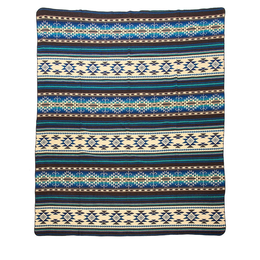Ganze Ansicht der Alpaka-Wendedecke 'Cotopaxi Blau' mit breiten Streifen und geometrischen Rautenmustern in Blau, Türkis und Beige.
