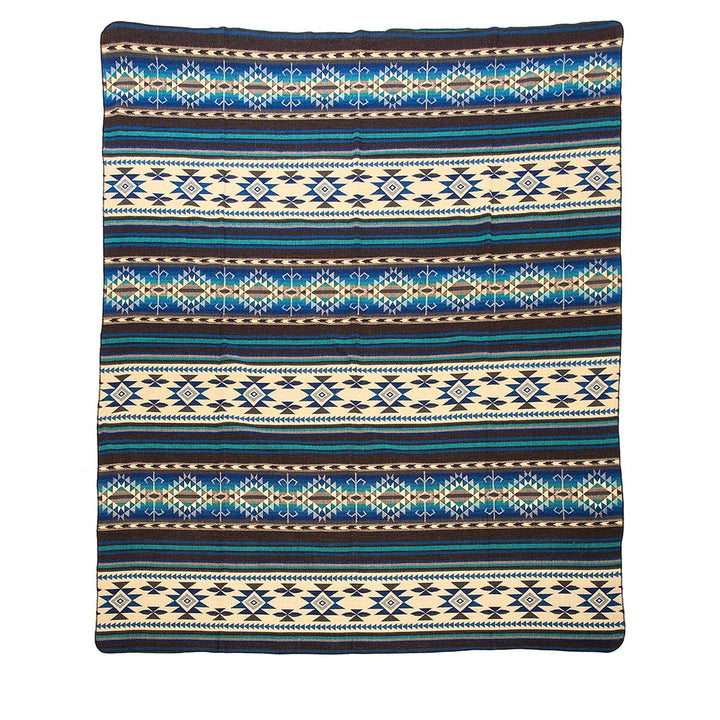 Ganze Ansicht der Alpaka-Wendedecke 'Cotopaxi Blau' mit breiten Streifen und geometrischen Rautenmustern in Blau, Türkis und Beige.