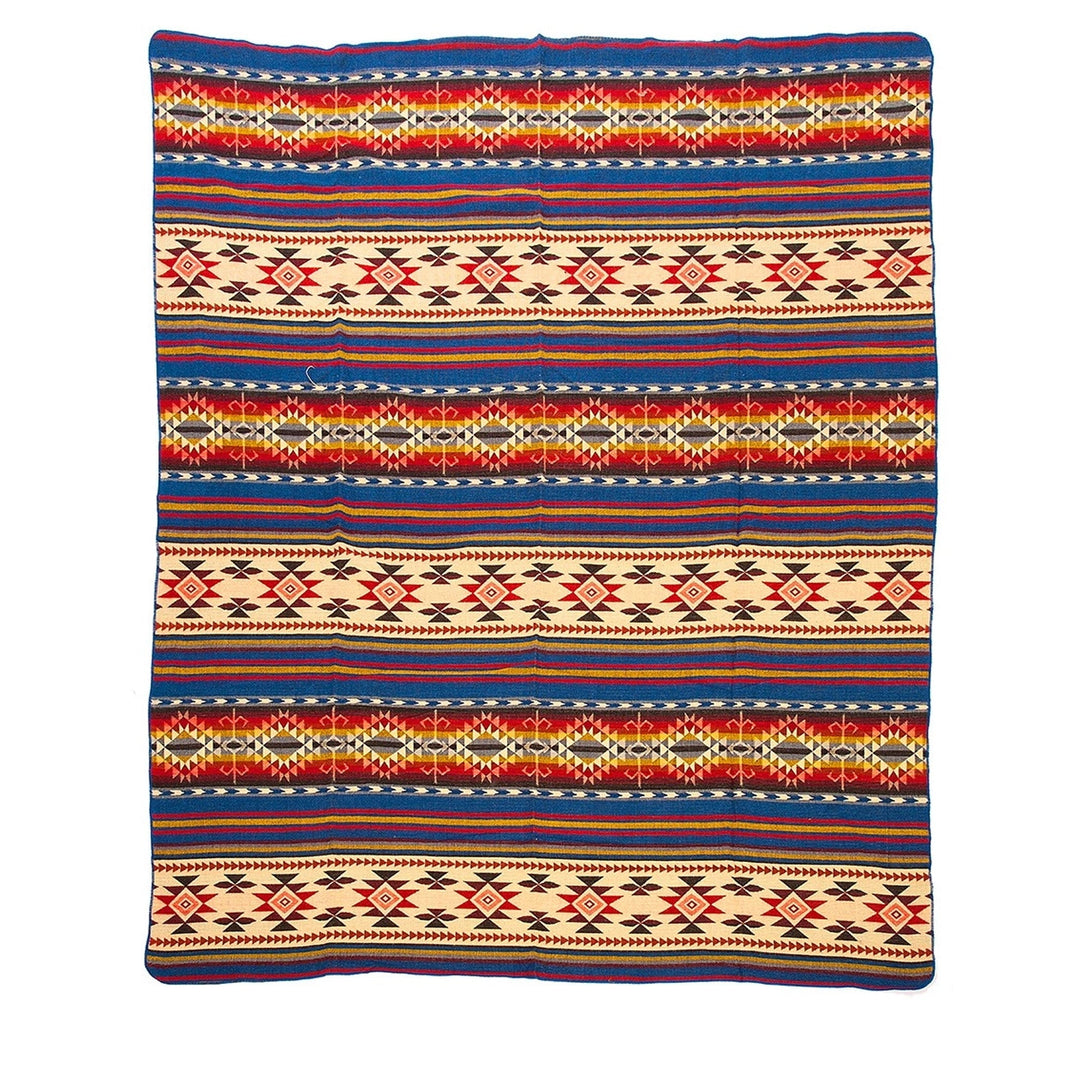 Ganze Ansicht der Alpaka-Wendedecke 'Cotopaxi Mehrfarbig' mit breiten Streifen und geometrischen Mustern in Blau, Gelb, Grün und Beige (helle Seite).