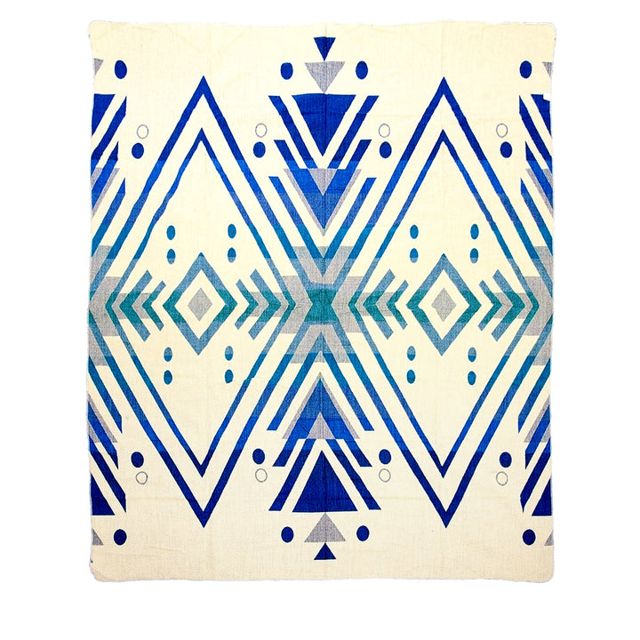 Ganze Ansicht der Rückseite der Alpaka-Decke 'Imbabura Blau', zeigt das dunkle, gewebte Rautenmuster in Blau und Beige.