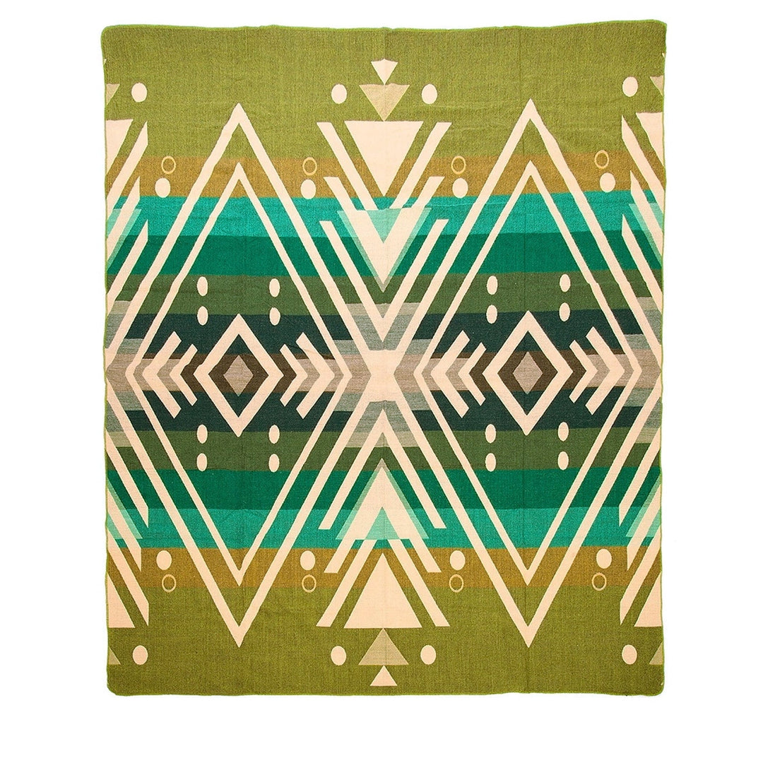 Alpaka-Decke mit einem grünen Hintergrund und einem zentralen, symmetrischen Muster aus geometrischen Formen in Beige, Weiß, Türkis, Braun und verschiedenen Grüntönen
