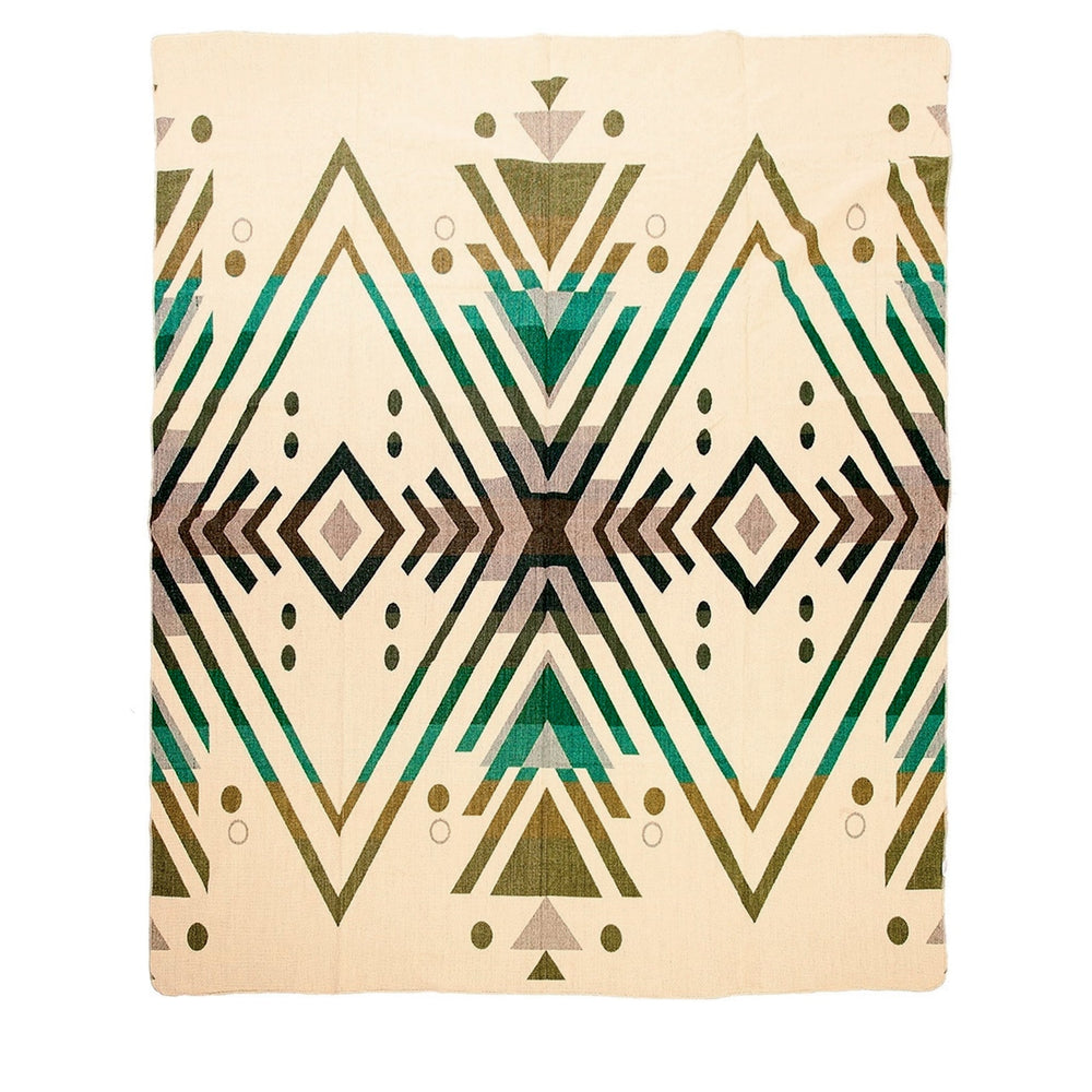 Alpaka-Decke mit einem beigen Hintergrund und einem zentralen, symmetrischen Muster aus geometrischen Formen in Grüntönen, Oliv, Braun und Schwarz