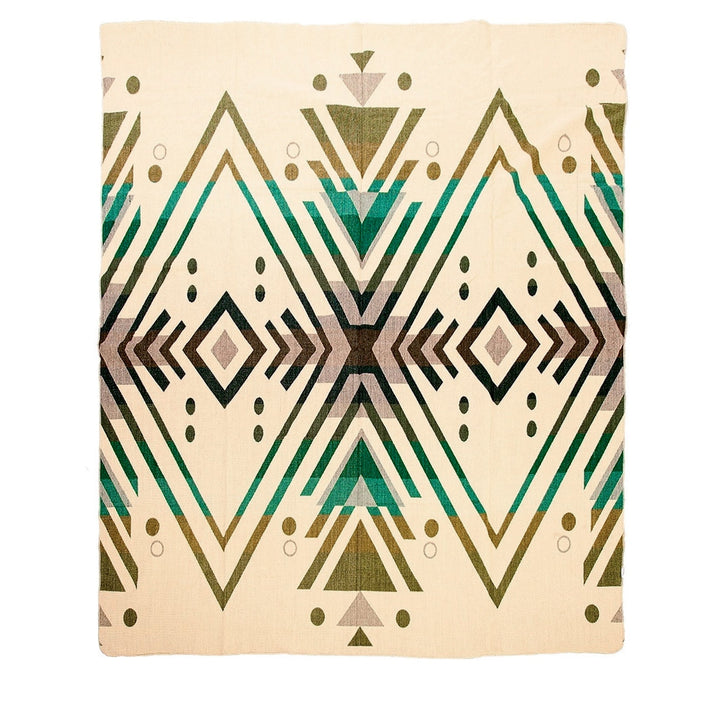 Alpaka-Decke mit einem beigen Hintergrund und einem zentralen, symmetrischen Muster aus geometrischen Formen in Grüntönen, Oliv, Braun und Schwarz