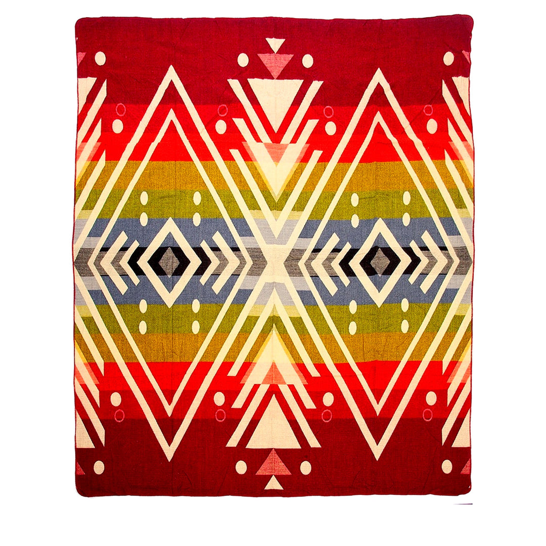 Alpaka-Decke mit einem überwiegend roten Hintergrund und einem zentralen, symmetrischen geometrischen Muster in Beige, Weiß, Rot, Gelb, Oliv, Hellblau, Grau und Schwarz. Das Muster besteht hauptsächlich aus Rauten und Dreiecken