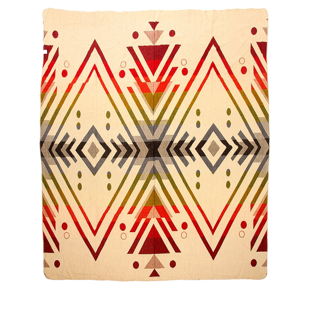 Alpaka-Decke mit einem beigen Hintergrund und einem zentralen, symmetrischen geometrischen Muster in Rottönen, Oliv, Grau und Schwarz. Das Muster besteht hauptsächlich aus Rauten und Dreiecken