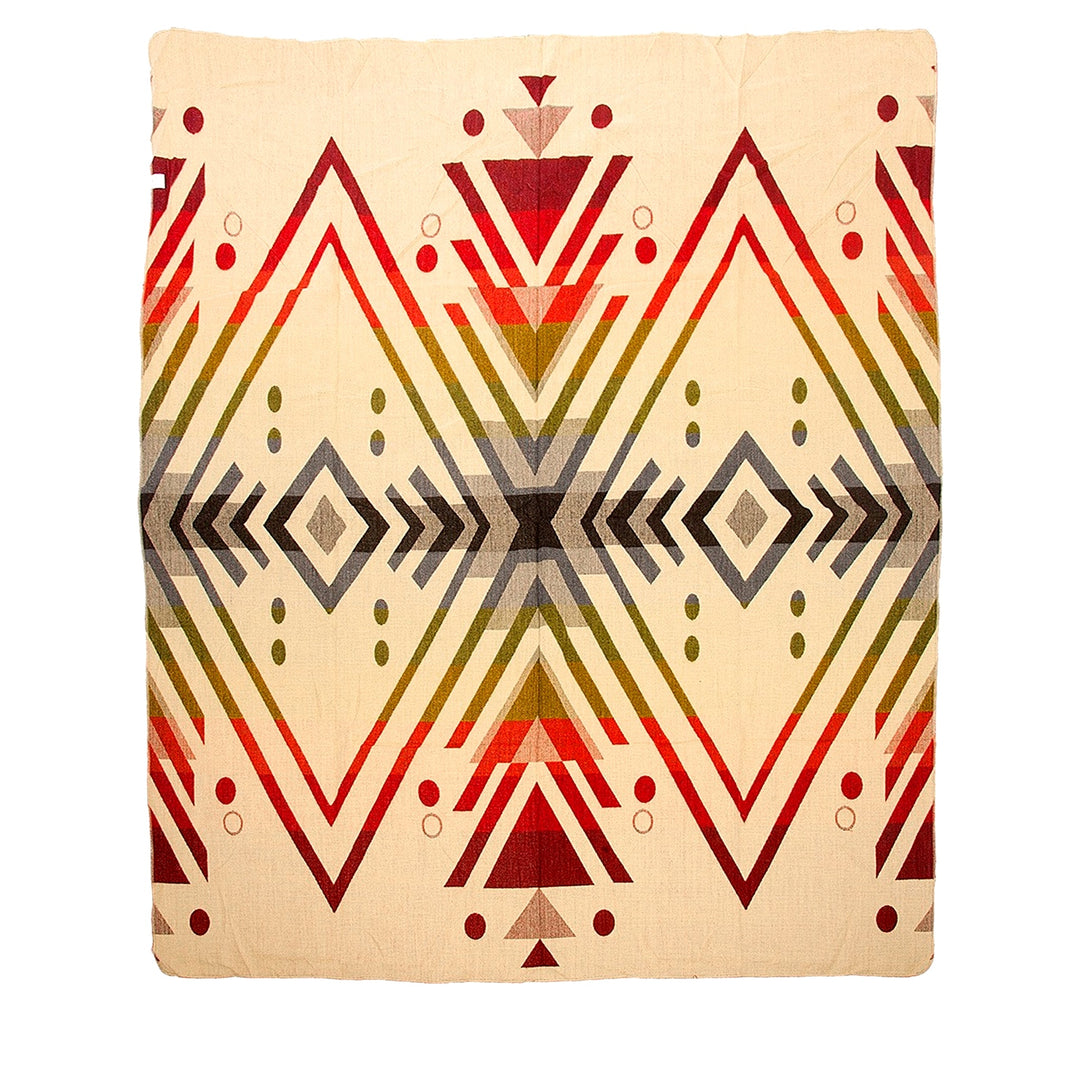 Alpaka-Decke mit einem beigen Hintergrund und einem zentralen, symmetrischen geometrischen Muster in Rottönen, Oliv, Grau und Schwarz. Das Muster besteht hauptsächlich aus Rauten und Dreiecken