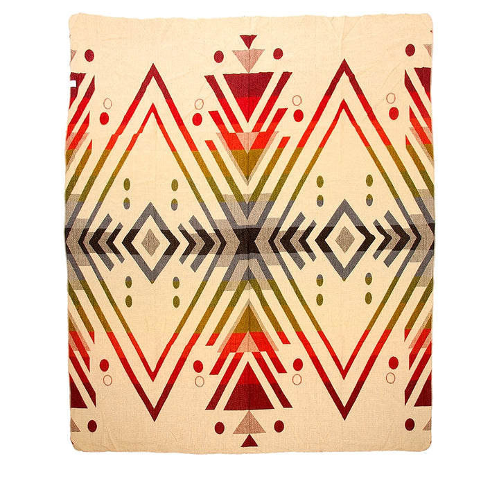 Alpaka-Decke mit einem beigen Hintergrund und einem zentralen, symmetrischen geometrischen Muster in Rottönen, Oliv, Grau und Schwarz. Das Muster besteht hauptsächlich aus Rauten und Dreiecken