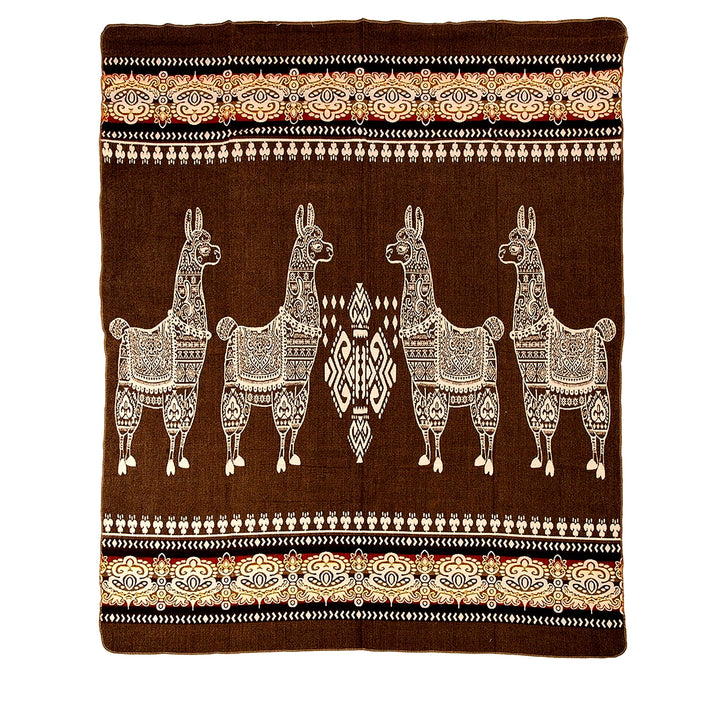 Alpaka-Decke mit einem dunkelbraunen Hintergrund. Im Zentrum sind vier stilisierte Lamas mit detaillierten Mustern in Weiß dargestellt, eingerahmt von dekorativen Bordüren am oberen und unteren Rand in Weiß, Beige und Rottönen