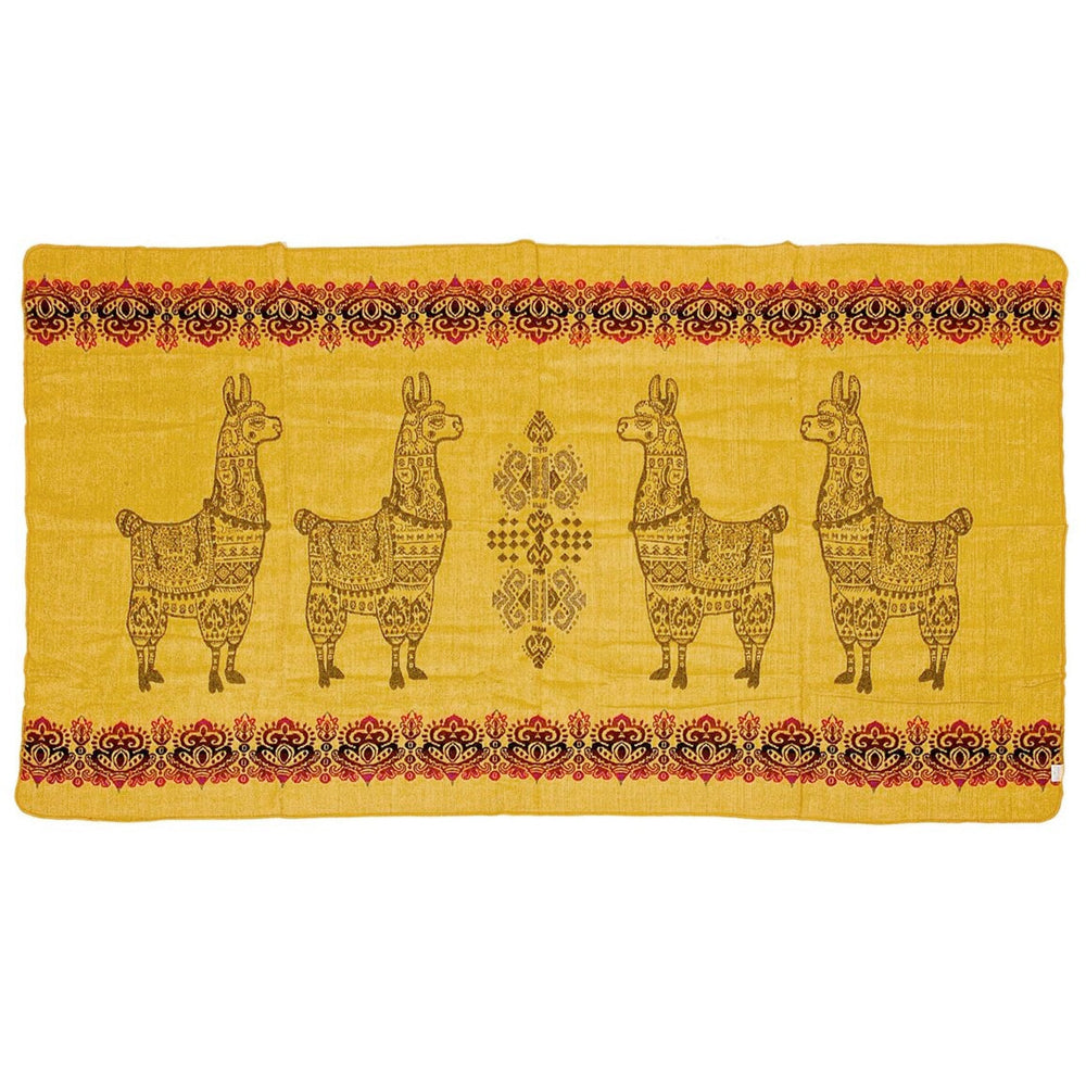 Alpaka-Decke mit einem leuchtend gelben Hintergrund. Im Zentrum sind vier stilisierte Lamas mit detaillierten Mustern in Dunkelbraun/Goldbraun dargestellt, eingerahmt von dekorativen Bordüren am oberen und unteren Rand in Rot, Beige und Dunkelbraun