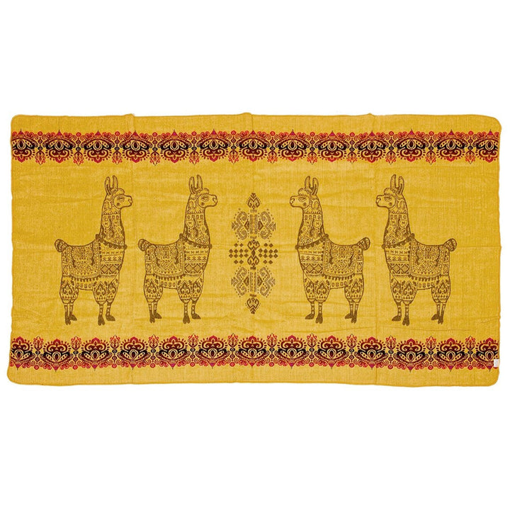 Alpaka-Decke mit einem leuchtend gelben Hintergrund. Im Zentrum sind vier stilisierte Lamas mit detaillierten Mustern in Dunkelbraun/Goldbraun dargestellt, eingerahmt von dekorativen Bordüren am oberen und unteren Rand in Rot, Beige und Dunkelbraun