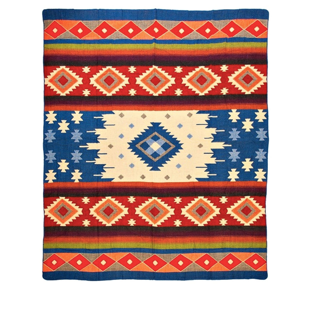 Alpaka-Decke mit einem traditionellen, bunten geometrischen Muster, dominiert von Rot, Blau, Orange und Erdtönen. Sie weist breite Streifen mit Rauten- und sternförmigen Motiven auf