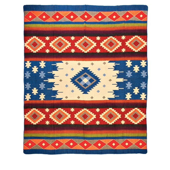 Alpaka-Decke mit einem traditionellen, bunten geometrischen Muster, dominiert von Rot, Blau, Orange und Erdtönen. Sie weist breite Streifen mit Rauten- und sternförmigen Motiven auf