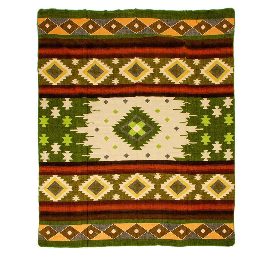 Alpaka-Decke mit einem traditionellen, bunten geometrischen Muster, dominiert von Grüntönen, Braun, Orange und Gelb. Sie weist breite Streifen mit Rauten- und sternförmigen Motiven auf.