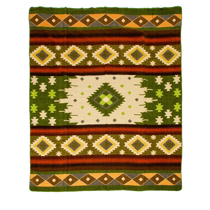 Alpaka-Decke mit einem traditionellen, bunten geometrischen Muster, dominiert von Grüntönen, Braun, Orange und Gelb. Sie weist breite Streifen mit Rauten- und sternförmigen Motiven auf.