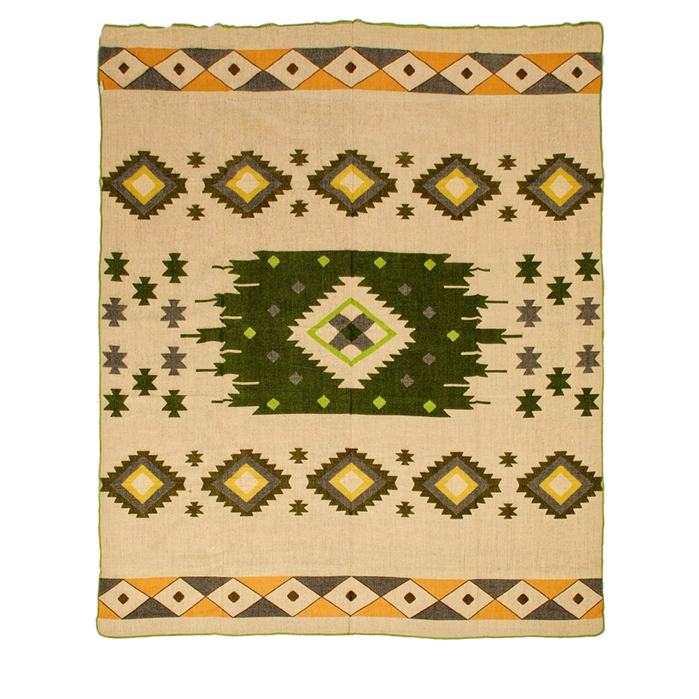 Alpaka-Decke mit einem hellbeigen Hintergrund und einem zentralen grünen geometrischen Muster, umrahmt von Rauten-Bordüren in Gelb, Orange und Grau