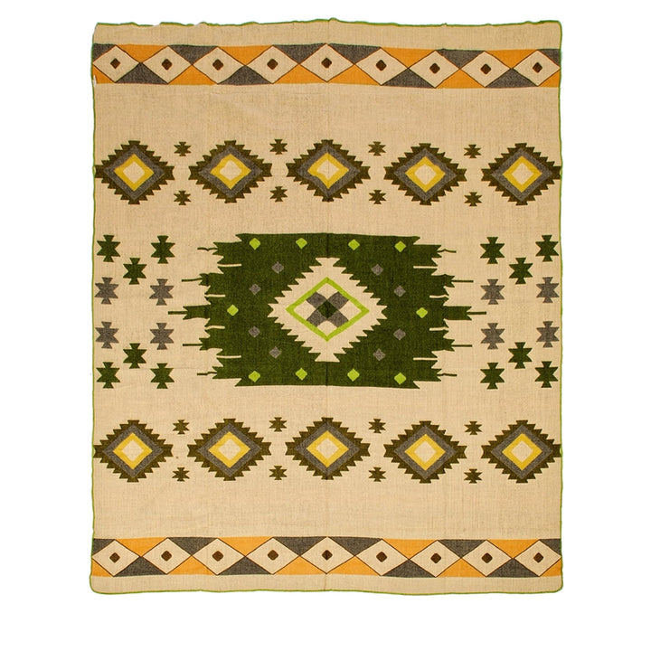 Alpaka-Decke mit einem hellbeigen Hintergrund und einem zentralen grünen geometrischen Muster, umrahmt von Rauten-Bordüren in Gelb, Orange und Grau