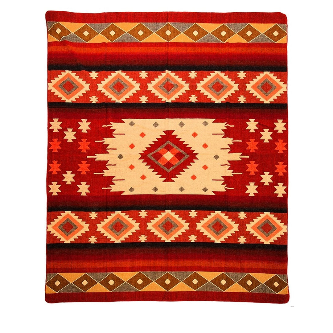 Alpaka-Decke mit einem traditionellen, bunten geometrischen Muster, dominiert von Rottönen, Orange, Beige und Dunkelbraun. Sie weist breite Streifen mit Rauten- und sternförmigen Motiven auf.
