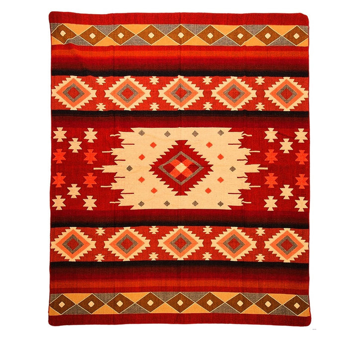 Alpaka-Decke mit einem traditionellen, bunten geometrischen Muster, dominiert von Rottönen, Orange, Beige und Dunkelbraun. Sie weist breite Streifen mit Rauten- und sternförmigen Motiven auf.