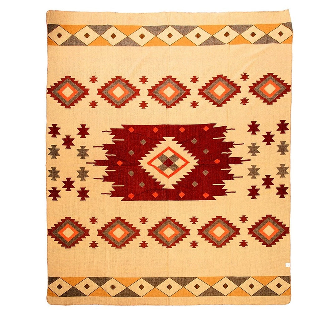 Alpaka-Decke mit einem hellbeigen Hintergrund und einem zentralen rot-braunen geometrischen Muster, umrahmt von Rauten-Bordüren in Orange, Rot und Grau