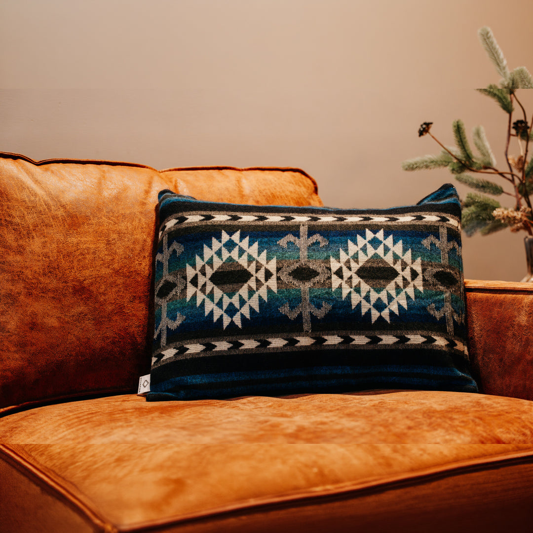 Authentisches Alpakakissen Cotopaxi – handgewebt in den Anden, 40 x 60 cm - Blau