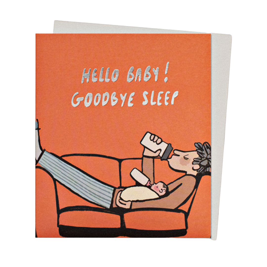 Humorvolle Babykarte mit „Hello Baby Goodbye Sleep“-Schriftzug und Papa auf dem Sofa.