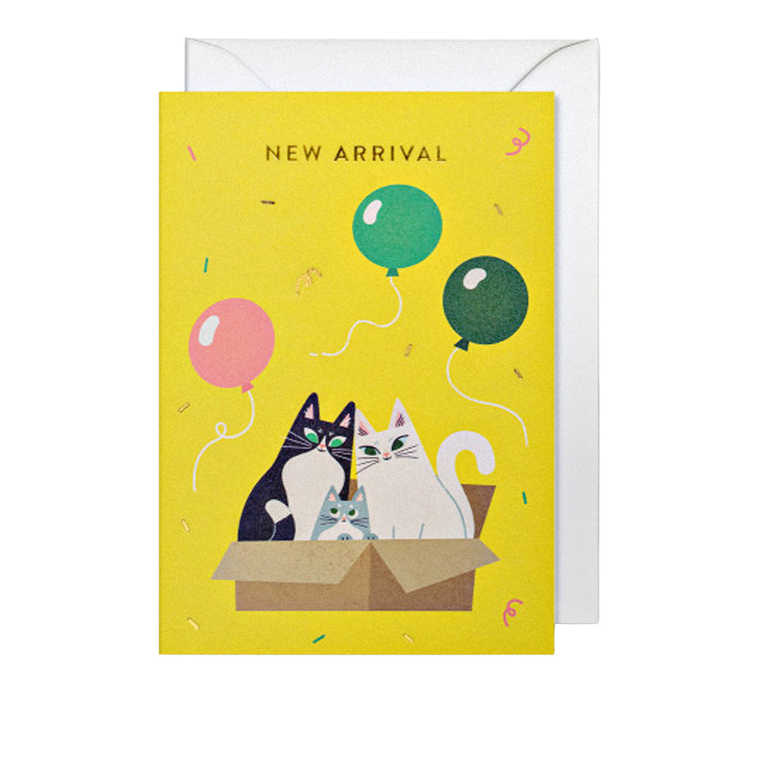 Gelbe Babykarte mit Katzenfamilie, Ballons und „New Arrival“-Schriftzug.