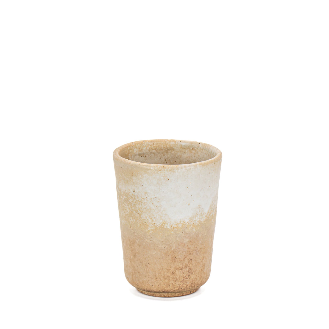 Handgefertigter Steinzeug-Becher in Sand-Optik